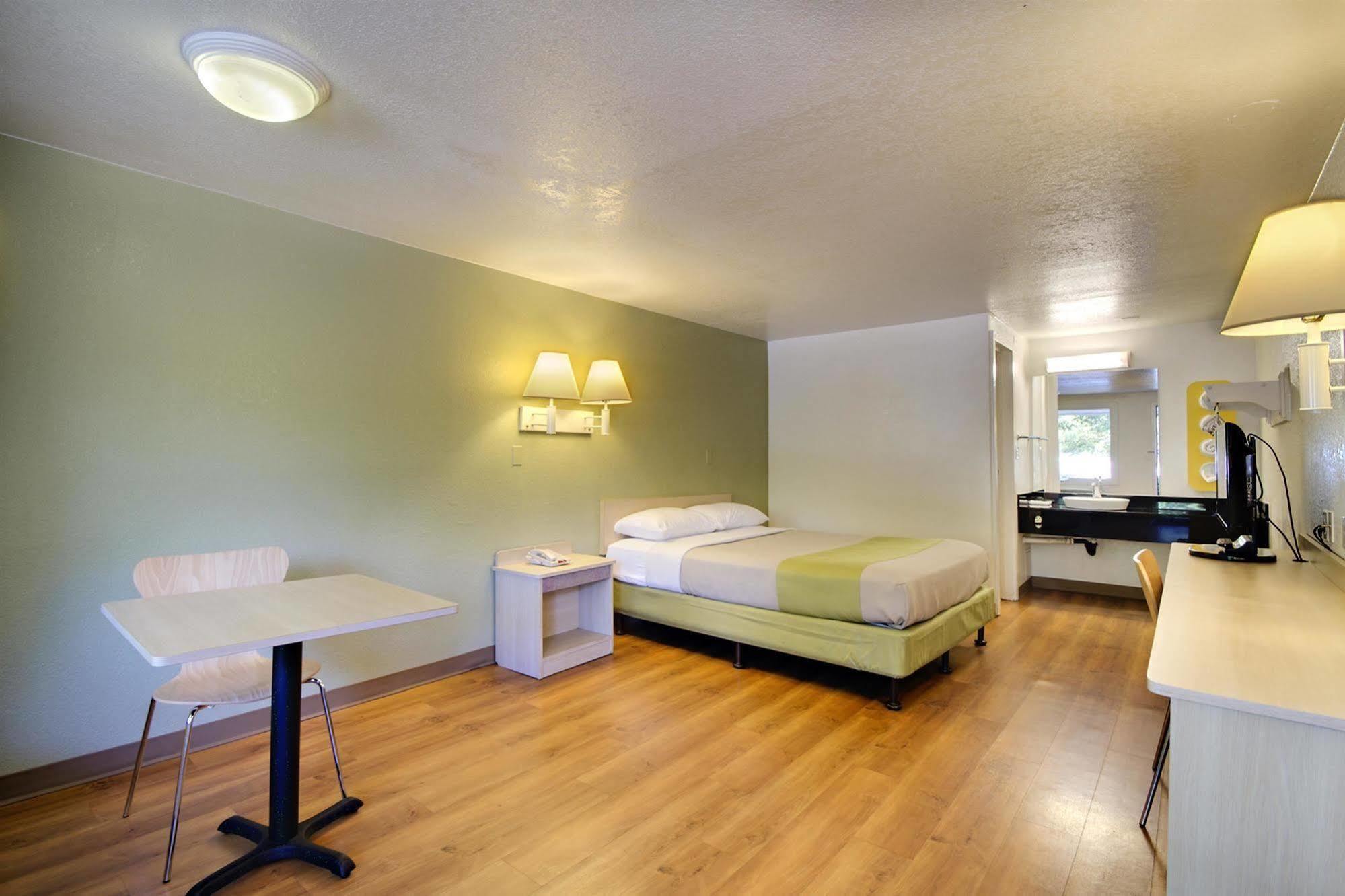 Rodeway Inn Windsor Mill Zewnętrze zdjęcie
